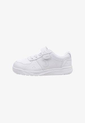 Zapato deportivo blanco con parte superior sintética lisa, detalles texturizados, puntera redonda, correa ajustable y suela de goma. Adecuado para uso casual.