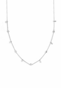 Collier en chaîne en argent avec des accents circulaires et en goutte d'eau, présentant de petites pierres semi-précieuses intégrées à intervalles réguliers. Design et texture délicats.
