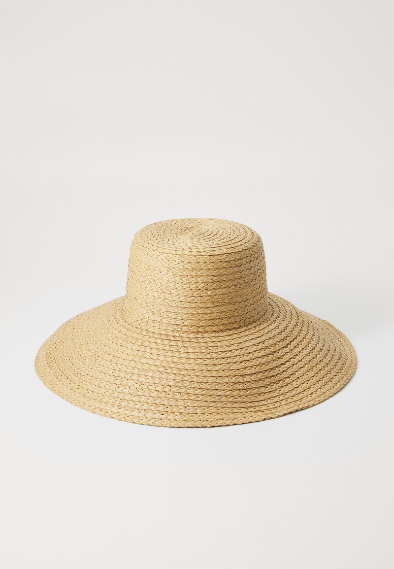 Sombrero de paja de ala ancha en color beige natural, con una corona plana y un diseño tejido texturizado para protección solar.