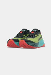Scarpe da trail running leggere con una tomaia in rete verde e nera, dettagli rossi e turchesi, e una suola testurizzata Vibram.