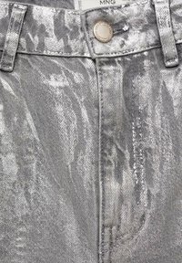 Srebrni jeansi iz denim materiala z teksturirano površino, kovinskim zaključkom, gumbom za zapiranje in tradicionalnim petim žepom.