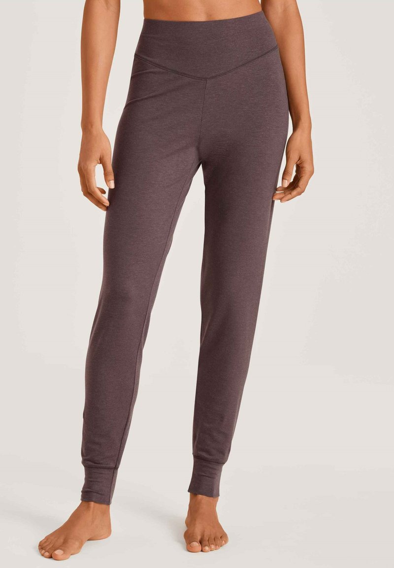 Mauve lockere Hose aus weichem Material, mit hohem Bund, schmal zulaufenden Beinen und gerippten Knöchelbündchen. Insgesamt glatte Textur.