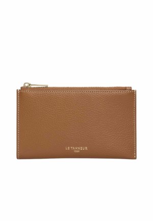 Pochette in pelle marrone testurizzata con cerniera dorata e ""Le Tanneur 1898"" impresso in oro al centro davanti.