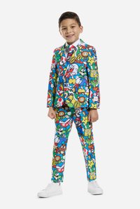 Traje infantil de tejido azul vivo, con estampados de personajes de dibujos animados multicolores. Incluye pantalones a juego y una camisa blanca, finalizada con una corbata.