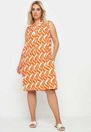 Ärmelloses orange-weißes Kleid mit gewelltem Muster, durchgehender Knopfleiste und seitlichen Taschen. Weicher Stoff und A-Linie.