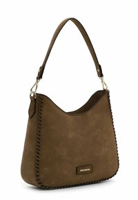 Braune Wildleder-Handtasche mit geschwungener Form, Leder-Schulterriemen und dekorativen Nähten entlang des Randes. Goldene Logo-Plakette vorne.