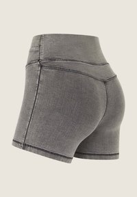Shorts in denim grigio con cintura alta, dettagli cuciti e un design aderente che mette in risalto la forma dei glutei.