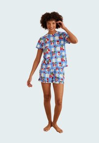Blauwe geblokte pyjama set met rode kersen- en bladerenpatronen; T-shirt met korte mouwen en shorts met rimpelrand, gemaakt van zachte stof.