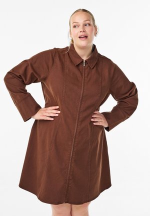 KURZES AUS MIT REISSVERSCHLUSS - Robe en jean - hot fudge