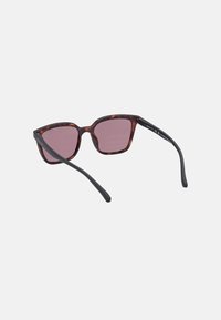 Ochelari de soare tortoiseshell maro cu lentile purpurii, design cu ramă pătrată și brațe negre. Marcaj CE vizibil pe interiorul templului stâng.
