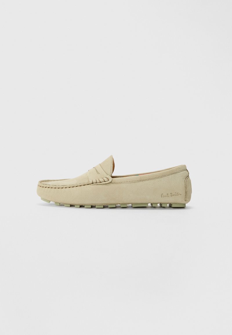 Mocassin pour homme en daim beige avec semelle en caoutchouc à picots, style à enfiler, et logo "Paul Smith" discret sur le côté du talon.