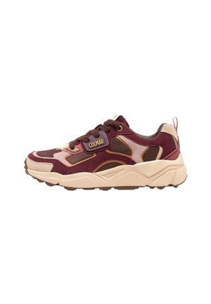 Baskets basses bordeaux, beige et marron avec une semelle beige épaisse, fermeture à lacets et logo "Colmar" sur le côté.