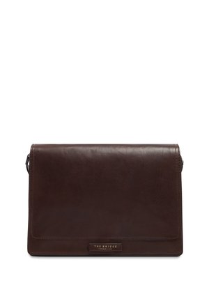 Borsa a tracolla in pelle marrone scuro con patta frontale e una piccola targa in metallo incisa con "THE BRIDGE FIRENZE 1969."