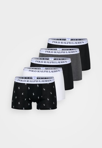 Πέντε ζευγάρια ανδρικών μποξεράκι σε μαύρο, λευκό και γκρι χρώμα με ποικιλία σχεδίων, συμπεριλαμβανομένου ενός σχεδίου λογοτύπου, ελαστικές ζώνες μέσης και λεία ύφασμα.