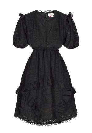 Czarna sukienka z bufkami, teksturowanym materiałem, falbaną u dołu i wcięciem w talii. Posiada zamek błyskawiczny z tyłu i dekoracyjny okrągły wykończenie.