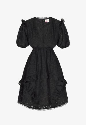 Čierne šaty s nadýchanými rukávmi, textúrovanou látkou, volánovým lemom a zúženým pásom. Obsahujú zips na chrbte a dekoratívny kruhový lem.