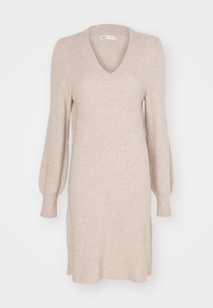 Pynimo suknelė šviesiai smėlinė, su V formos iškirpte, ilgomis pūstomis rankovėmis ir šoninėmis skverais. Minkšta tekstūra su išilginiu raštu visame paviršiuje.