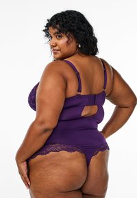 Paarse lingerieset met een met kant afgewerkt lijfje, verstelbare bandjes en een uitsnede aan de achterkant. Zacht, rekbaar materiaal.