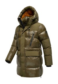 Olijfgroen gewatteerde jas met een grote capuchon, ritssluitingen op de borstzakken en klepzakken aan de voorkant, met een glanzende textuur en oranje voering.