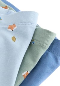 Tre bomulds t-shirts i lys blå, grøn og mørkeblå med tegneserie ræv og blad mønstre. Blød tekstur og crew neck design.