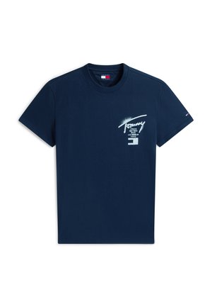 Navyblauw T-shirt met korte mouwen en ronde hals, met witte "Tommy"-logo en stadsnamen gedrukt op de linkerborst.