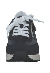 Sneaker nera con lacci bianchi, una zip laterale e una suola in gomma texturizzata. La parte superiore è realizzata in materiali lisci e scamosciati.