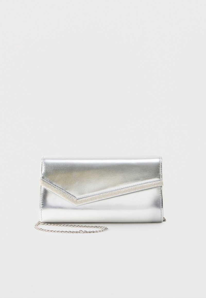 Pochette argentée brillante avec rabat style enveloppe et garniture décorative, petite bandoulière chaîne argentée, sur fond clair uni.