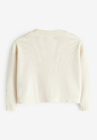 Cremefarvet ribstrikket sweater med en cropped pasform, rund halsudskæring og lange ærmer. Teksturen er blød med et horisontalt ribmønster.