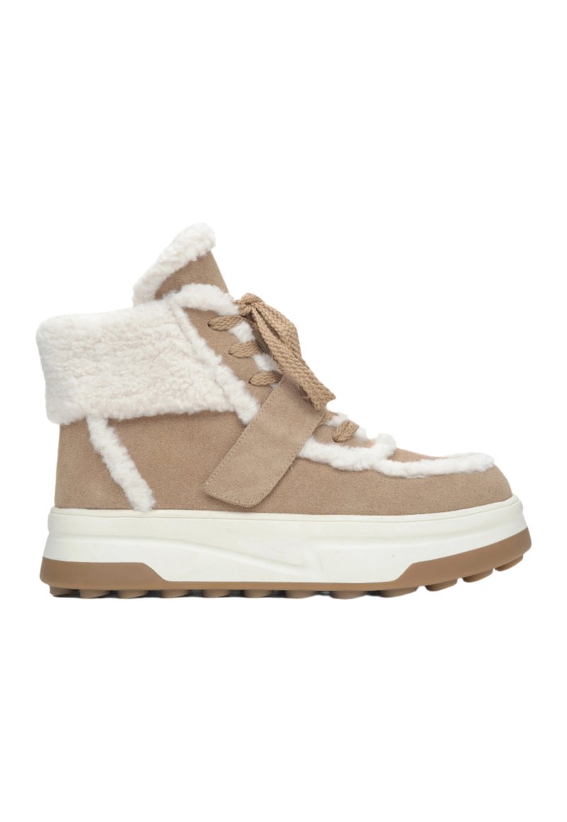 Beige enkellaars met nepbontvoering, bovenwerk van suede, veters en bandjesluiting, dikke witte tussenzool en rubberen buitenzool met grip.