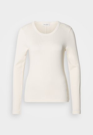 Top de manga longa, de cor creme e feito de material suave. Apresenta um decote arredondado e uma silhueta ajustada, com detalhes de costura mínimos.