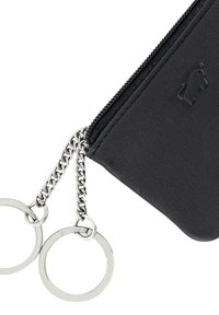 Borsellino in pelle nera con cerniera, dotato di una catena argentata e anelli portachiavi. Include un piccolo motivo in rilievo sulla superficie.
