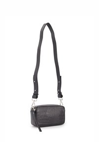 Schwarze Krokodilledertasche mit silbernem Beschlag, Reißverschlussverschluss und abnehmbarem Tragegurt. Kompakte rechteckige Form.