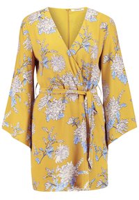 Wickelkleid aus senfgelbem Stoff mit Blumenmuster in Blau und Weiß; verfügt über einen tiefen V-Ausschnitt, weite Ärmel und einen gebundenen Taillenbund.