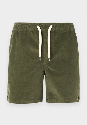 Βερμούδα από κοτλέ ελιάς με ελαστική μέση και λευκό κορδόνι, με ανοίγματα στα πλάγια στο τελείωμα.