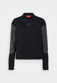 Maglia atletica nera a maniche lunghe con collo alto, dotata di dettagli neri lucidi sulle spalle e di un piccolo logo sul fronte.