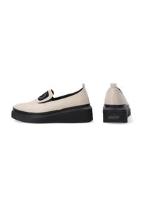 Beige Slipper mit schwarzem elastischem Einsatz, strukturiertem Gummisohle und Rückenzug. Verfügt über ein schlankes Design und dezente Hardware-Details.