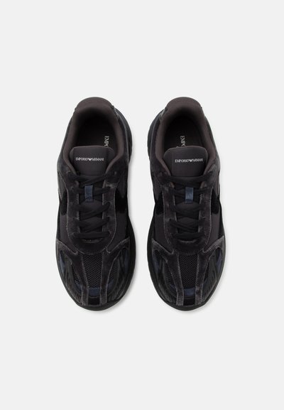 Paire de baskets noires Emporio Armani avec des détails en mesh et en daim, vues de dessus sur fond blanc.