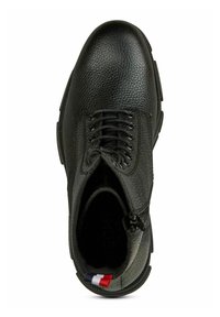 Zwarte leren laars met textuurafwerking, ronde neus, vetersluiting aan de voorkant, zijrits en accent met driekleurige vlag op de hiel.