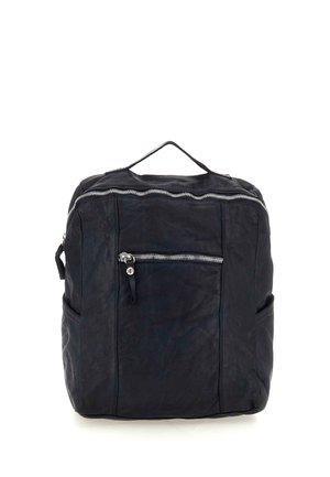 Zaino in pelle nera con manico superiore, tasca frontale con cerniera, tasche laterali e cerniera argentata sulla parte superiore.