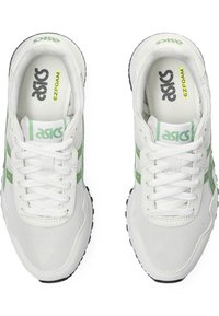 Bele tene sneakers z zelenimi akcenti, iz mrežaste in sintetične snovi, okrogla kapica, zavezovanje na vezalke in teksturirani podplati. Zgornji pogled prikazuje blagovno znamko.