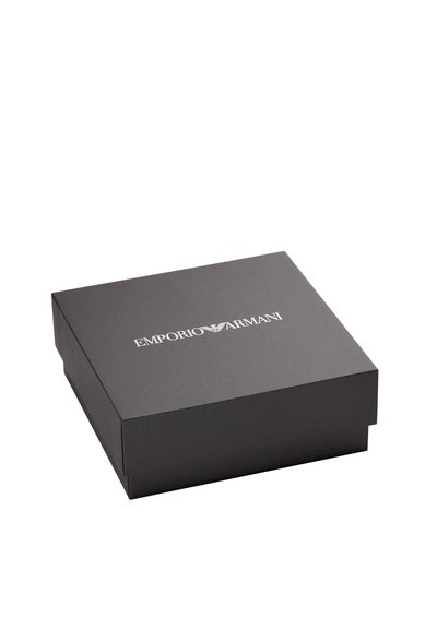 Boîte en carton noire avec une texture lisse, arborant le logo "EMPORIO ARMANI" en blanc, centré sur le couvercle. Forme carrée avec une fermeture à rabat.