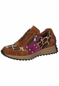 Le sneaker presentano un materiale in suede marrone con accenti in stampa leopardata, dettagli viola, borchie metalliche e una cerniera laterale. Sole testurizzato nero.