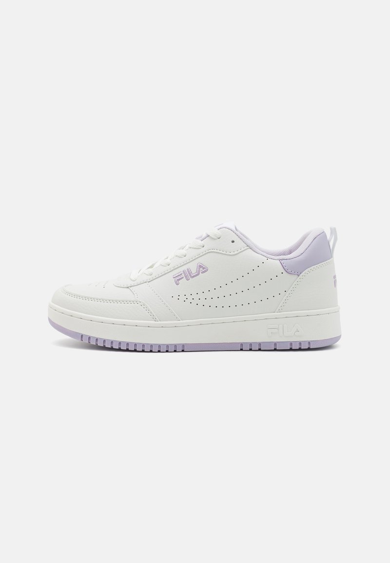 Weiße und lila Sportschuhe mit einem Obermaterial aus glattem Leder, durch perforiertes Design, schnürbare Vorderseite und strukturiertem Gummiaußensohle.