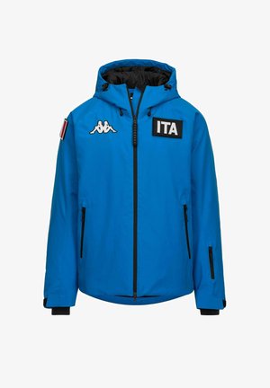 Giacca azzurro brillante con cappuccio, zip nere e dettagli neri. Presenta una toppa "ITA" e un logo sul petto, con tasche laterali con zip.