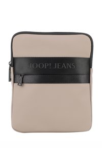 Béžová taštička s čiernym pásom, embosovaná "JOOP! JEANS." Hladký povrch, zips na uzavretie, obdĺžnikový tvar, mäkká textura a minimalistický dizajn.