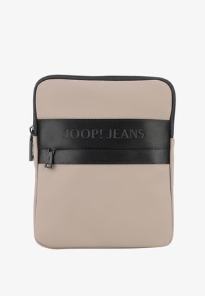 Béžová taštička s čiernym pásom, embosovaná "JOOP! JEANS." Hladký povrch, zips na uzavretie, obdĺžnikový tvar, mäkká textura a minimalistický dizajn.