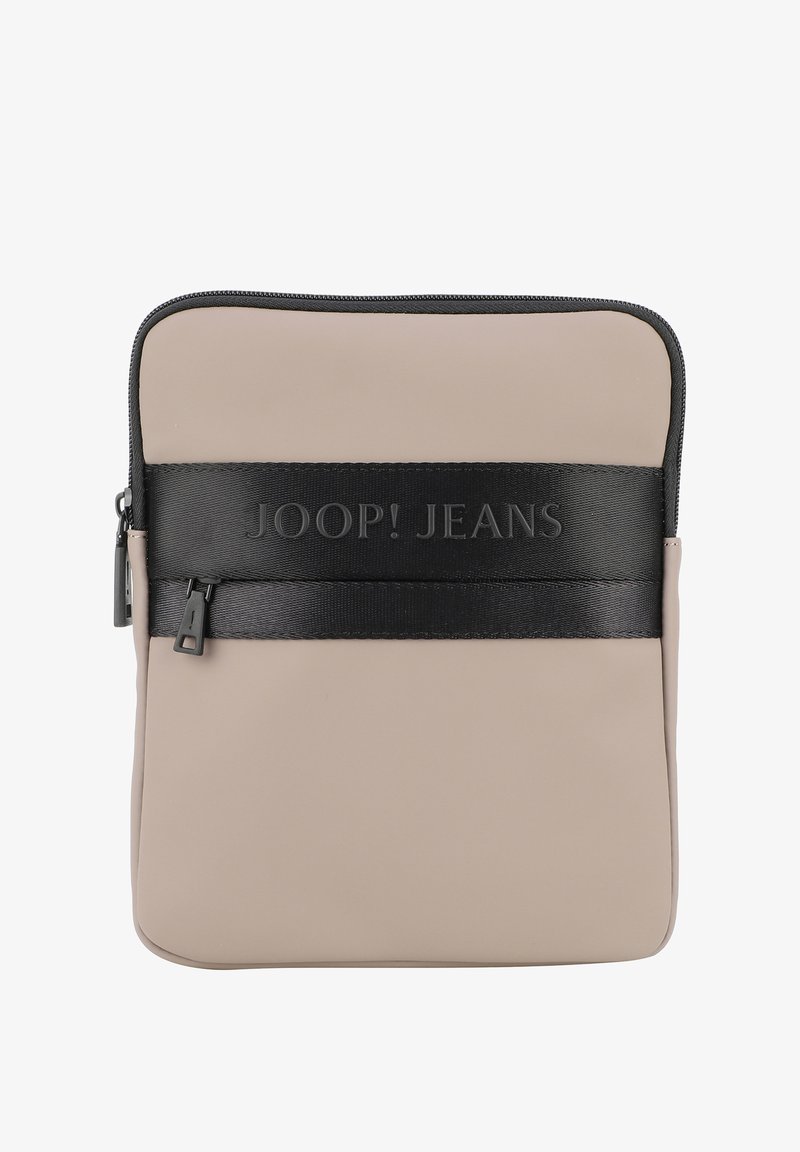 Pochette beige con banda nera, con la scritta in rilievo "JOOP! JEANS." Esterno liscio, chiusura con zip, forma rettangolare, texture morbida e design minimalista.