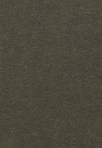 Tela textil en verde oliva oscuro, tejida densamente con una textura suave, mostrando sutiles variaciones en el tono en toda su superficie.