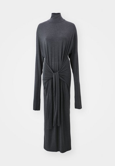 Pitkähihainen mekko tummanharmaasta kankaasta, jossa on korkea puolikorkea kaulus ja solmittu vyötärödetalji, sulavalinjainen ja laskeutuva siluetti.