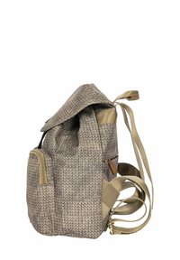 Sac à dos en tissu tricoté dans des tons de marron, doté d'un rabat, de bretelles ajustables beige, et d'une poche zippée à l'avant pour le rangement.